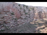 02456 ostia - regio v - insula xi - tempio collegiale (v,xi,1) - rueckseite (suedseite) des tempel - 06-2022.jpg